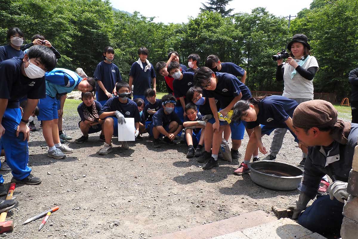 炉内から不純物を取り出す「ノロ出し」と呼ばれる作業に興味津々