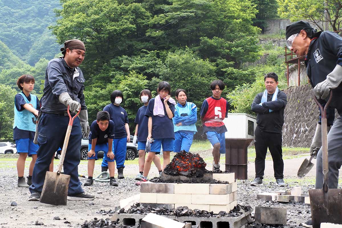 炉を解体すると鉄の塊が出現し、生徒は“ほっと”ひと息