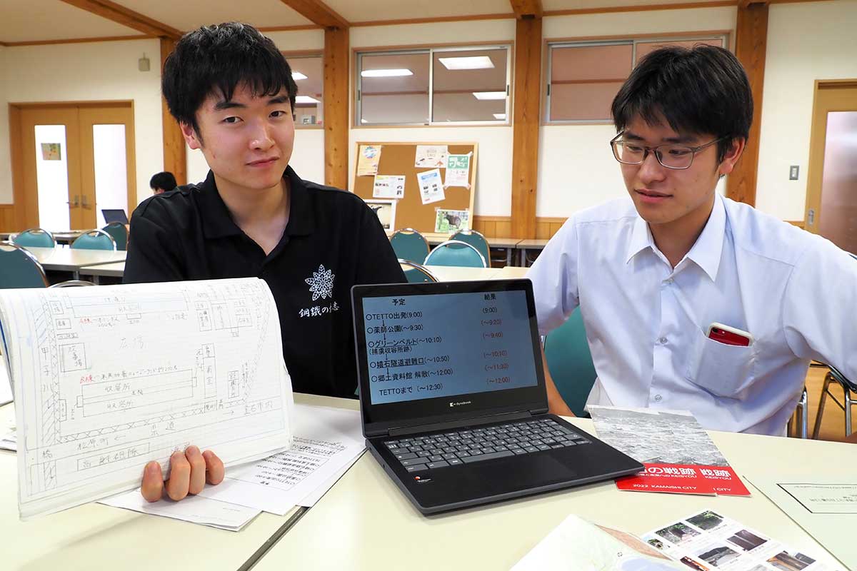 企画の実行を心待ちにする佐藤凛汰朗さん（左）と中澤大河さん＝6月17日、釜石高校