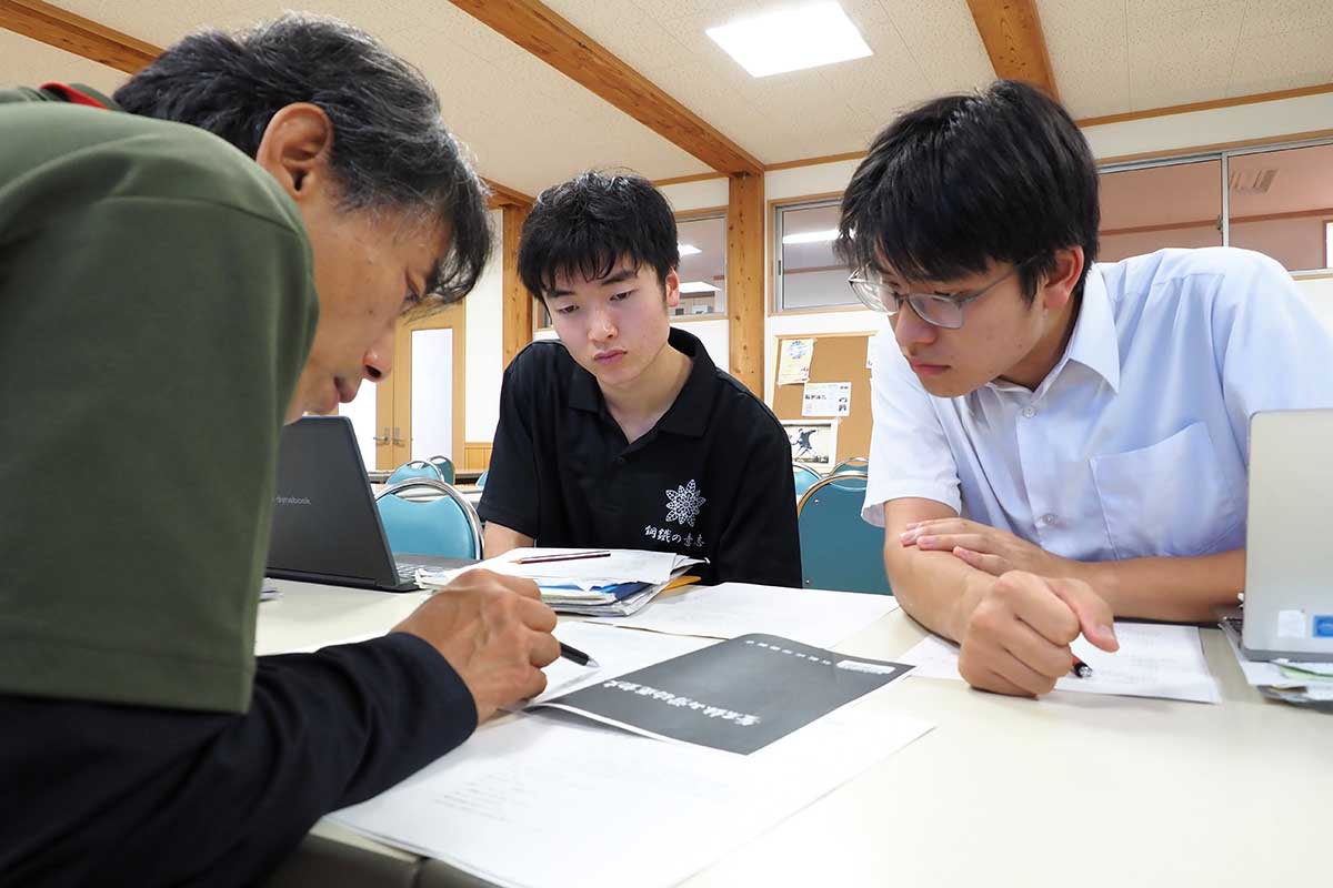 バスツアー実施に向け手塚新太さん（左）と打ち合わせ＝6月17日、釜石高校