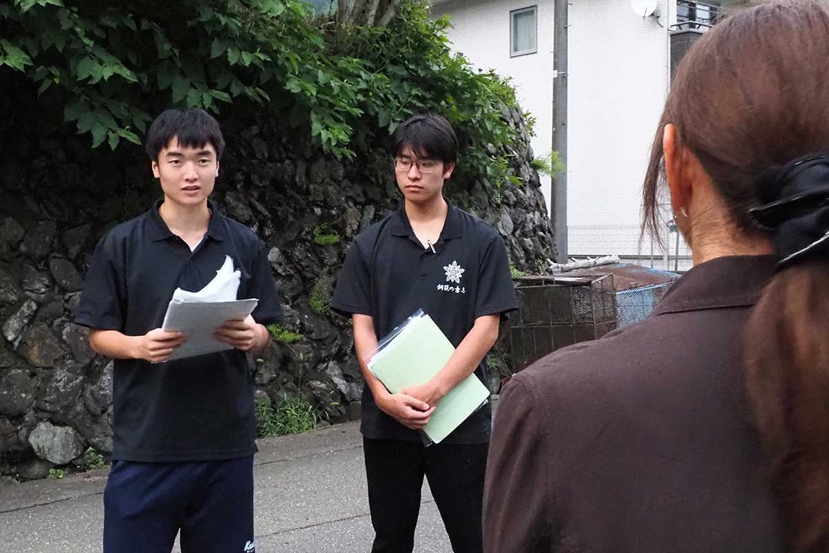 本番をイメージしながらガイドを体験する＝7月10日、小川町