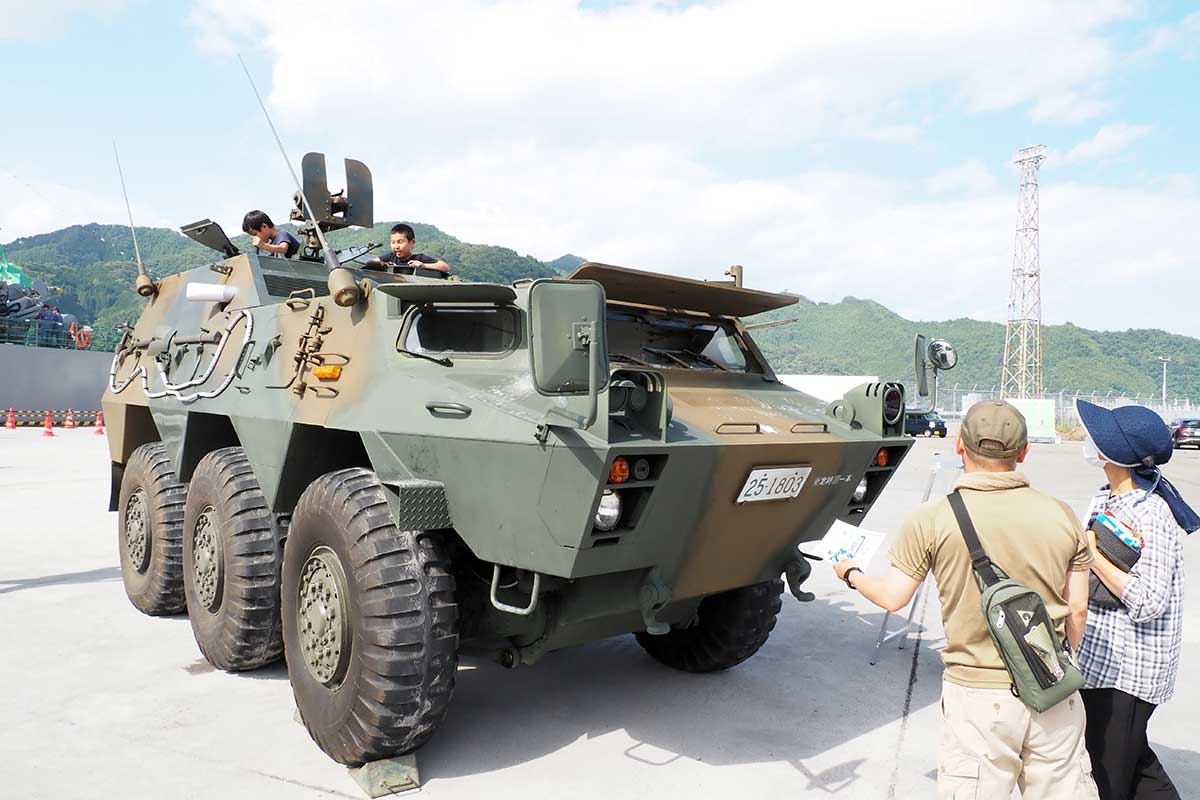 陸上自衛隊の車両も展示され、子どもも大人も興味津々