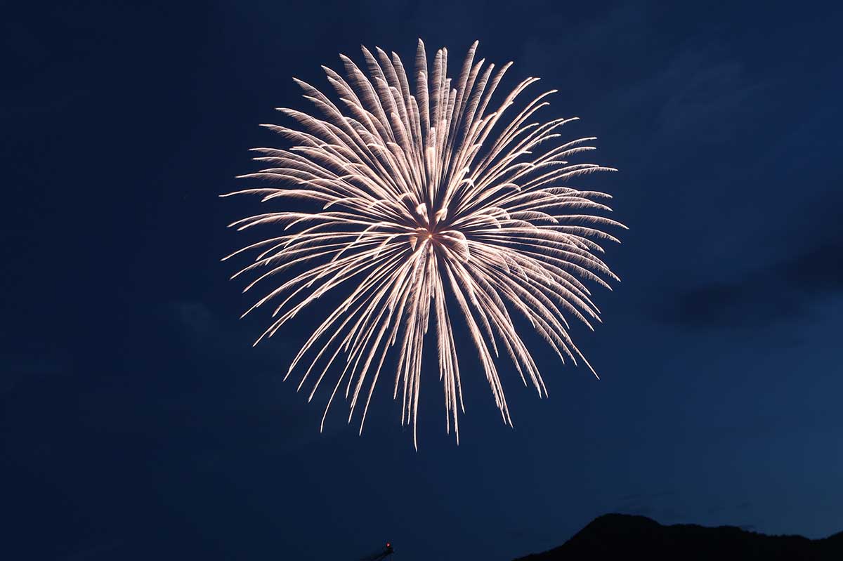 震災犠牲者を思い、打ち上げられた「白菊」