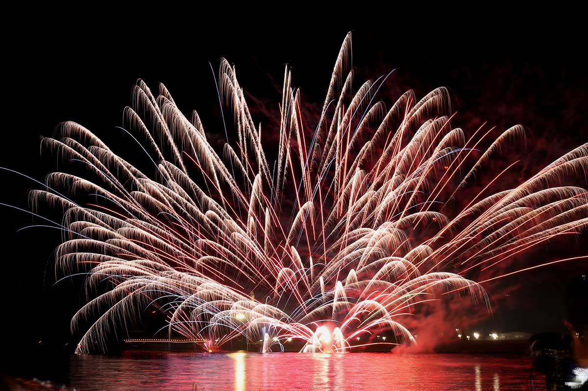 釜石の花火大会といえば…「水中花火」。小型船が移動しながら仕掛ける