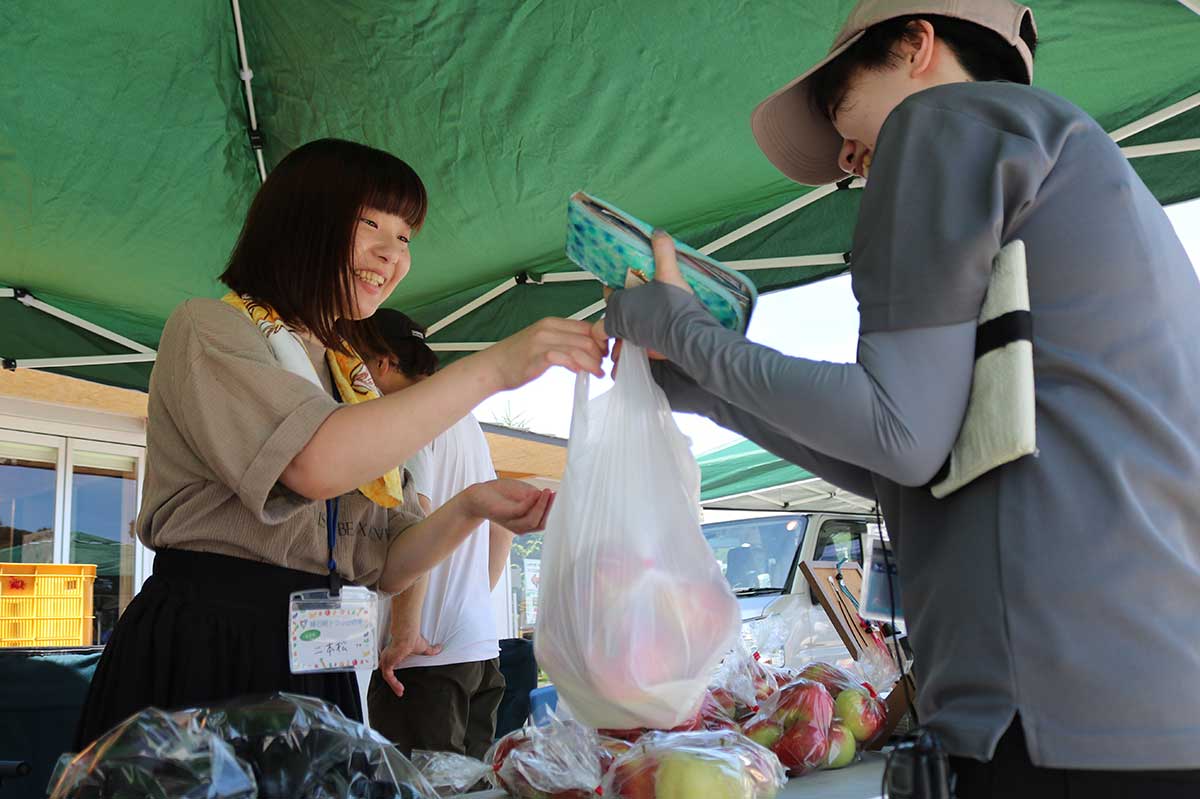 二本松農園(鵜住居町)は早生品種のリンゴ「紅ロマン」やリンゴジュースを販売