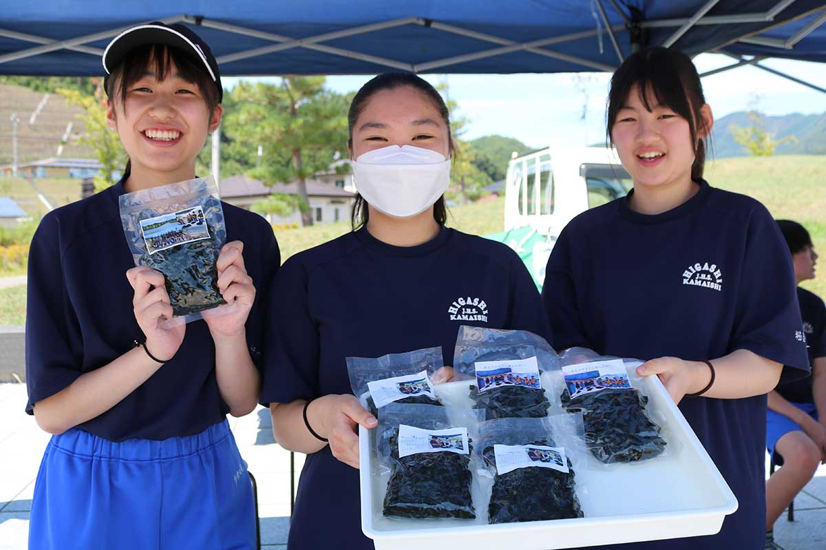 塩蔵ワカメいかがですか~」 自分たちで芯抜き、袋詰めした商品を販売した釜石東中の3年生=トモスdeマルシェ