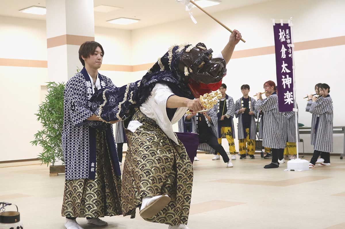 午後から行われた松倉太神楽の演舞。「通りの舞」を披露した