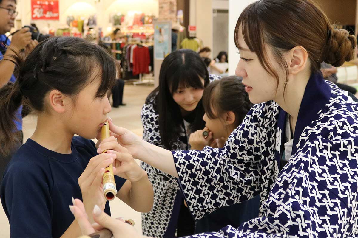 各芸能のお囃子に欠かせない横笛。「うまく音が出るかな?」