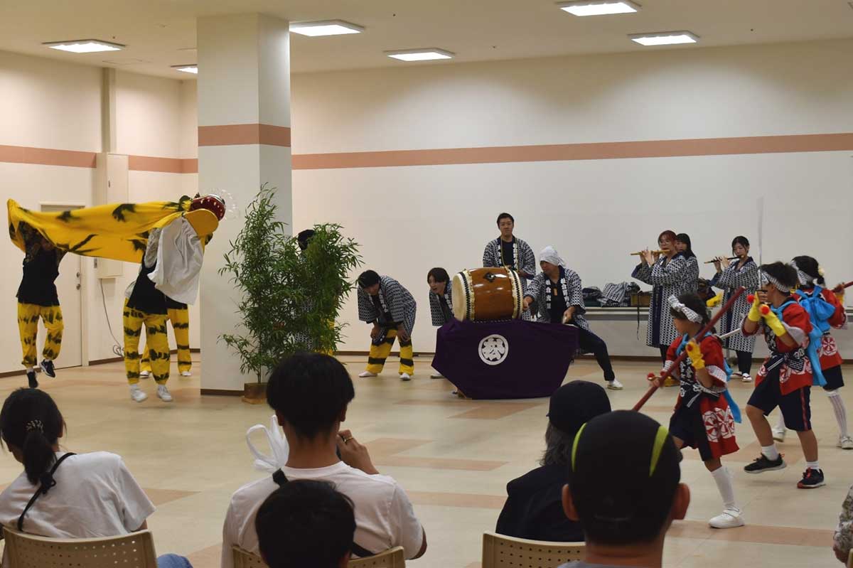 午前に行われた松倉虎舞の演舞。海岸部の虎舞団体の人たちも「この機会に」と見に来たという 写真提供=市教委文化財課