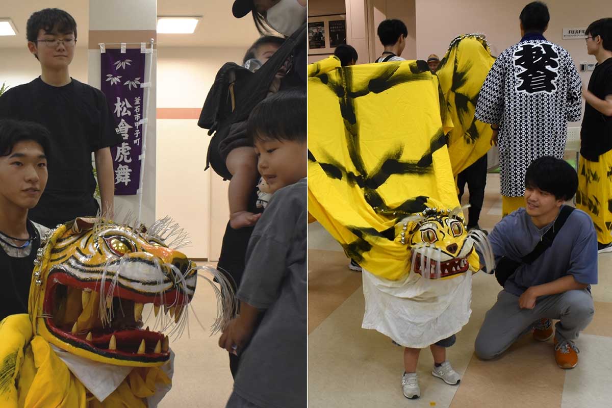 間近で見る虎頭におっかなびっくり?!(左)。子虎の頭は小さな子どもでも支えられる(右) 写真提供=市教委文化財課