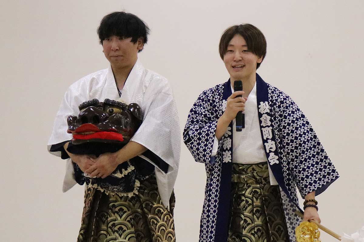 「一緒にやってみませんか?」 松倉太神楽の舞い手、小久保友樹さん(右)、瑞希さん兄弟がアピール
