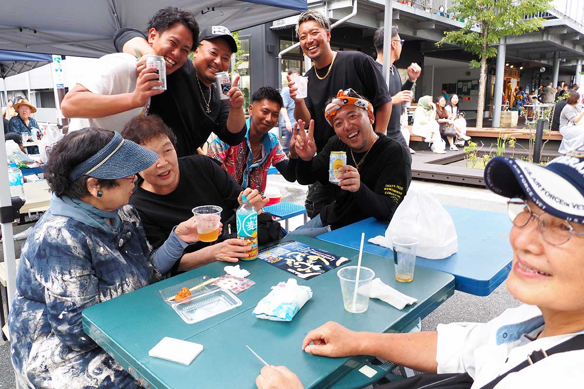 「初めまして」「かんぱーい!」。交流が生まれる