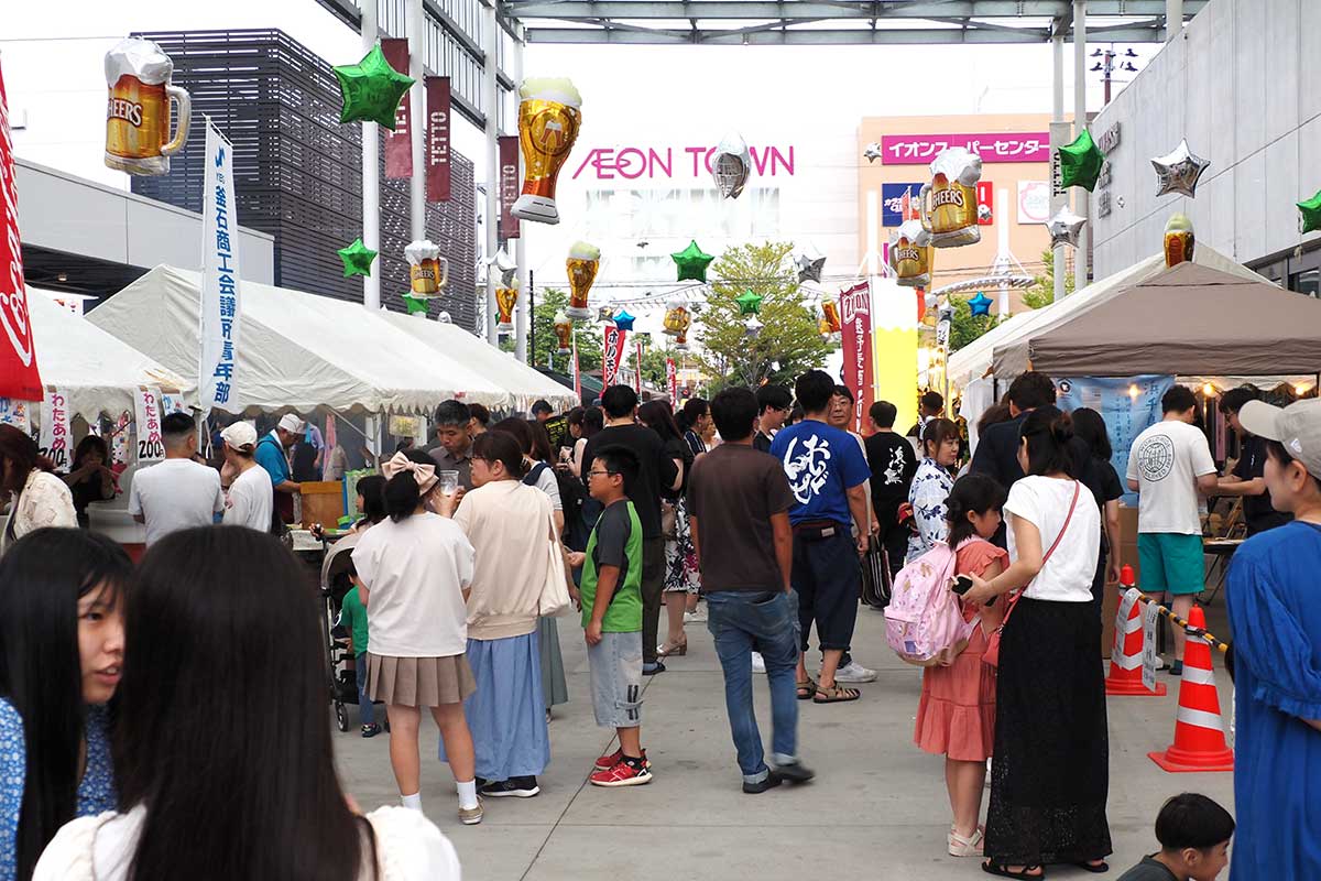 夜市の開場は午後1時。明るい中でも次々と客が来場