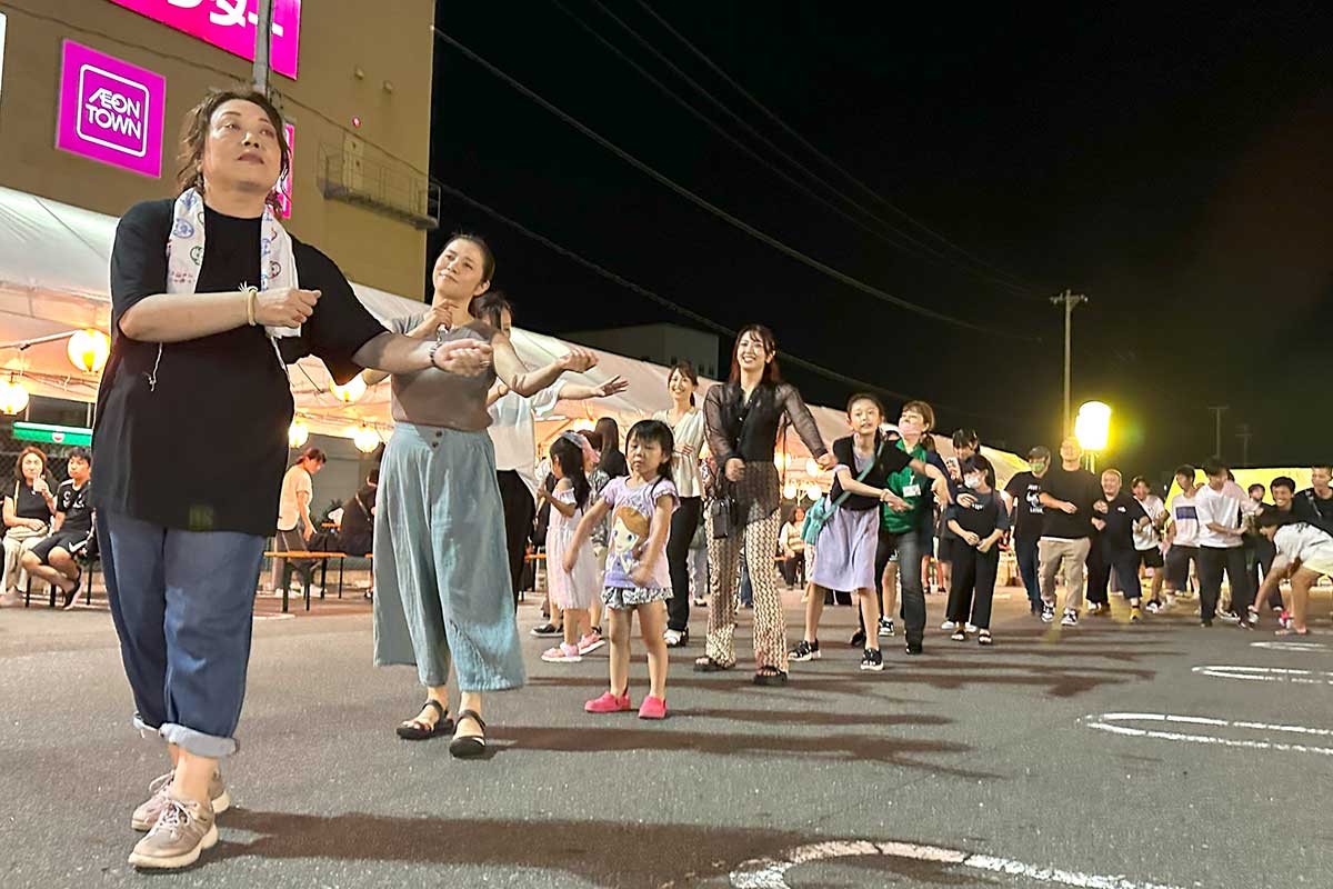 大勢の市民らが参加したイオンタウン釜石の「超盆踊り」