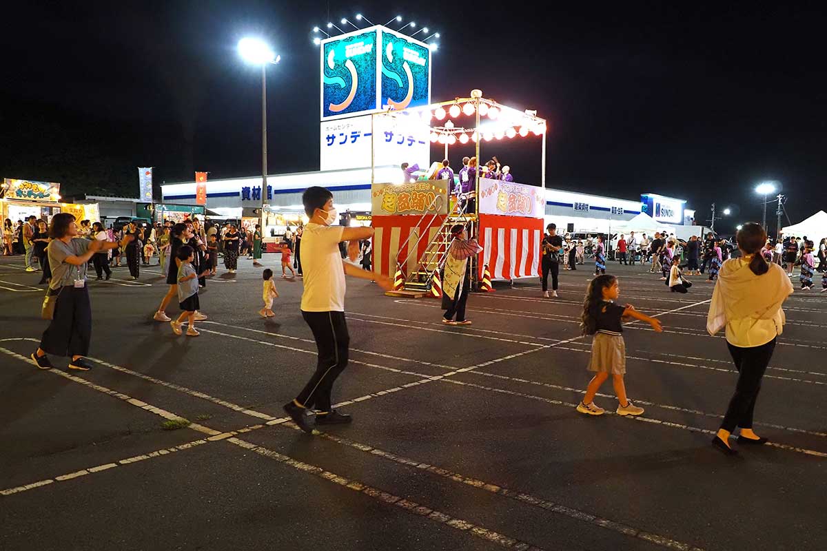 やぐらを囲むように輪をつくって踊る参加者