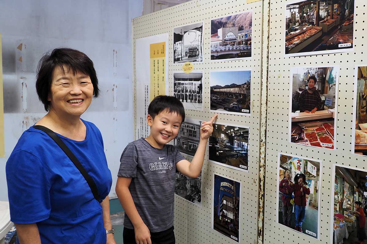 「孫たちに古里のことを伝えられた」と話す渡辺律子さん（左）