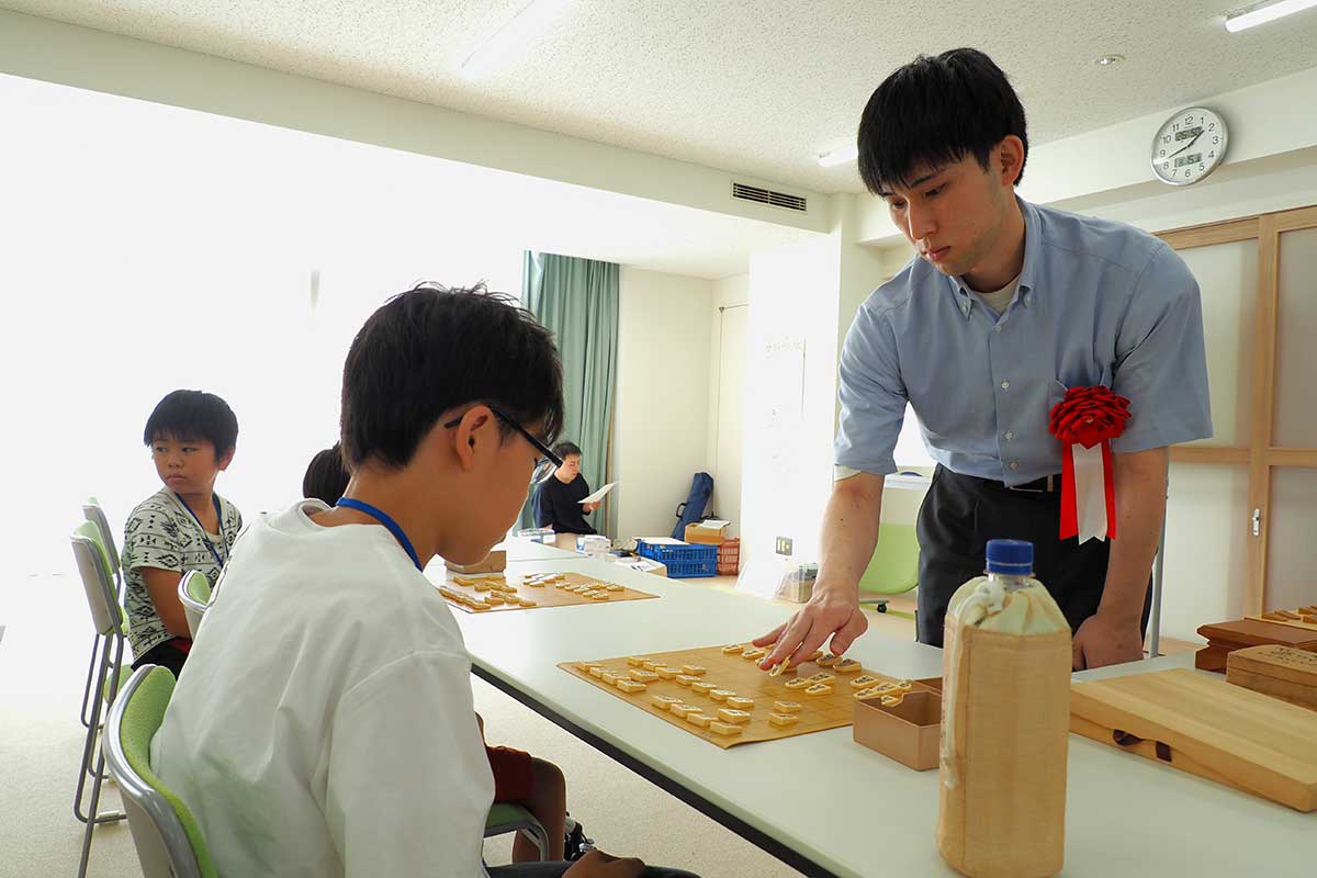 夏休みこども教室に参加し、指導対局に臨む小山四段