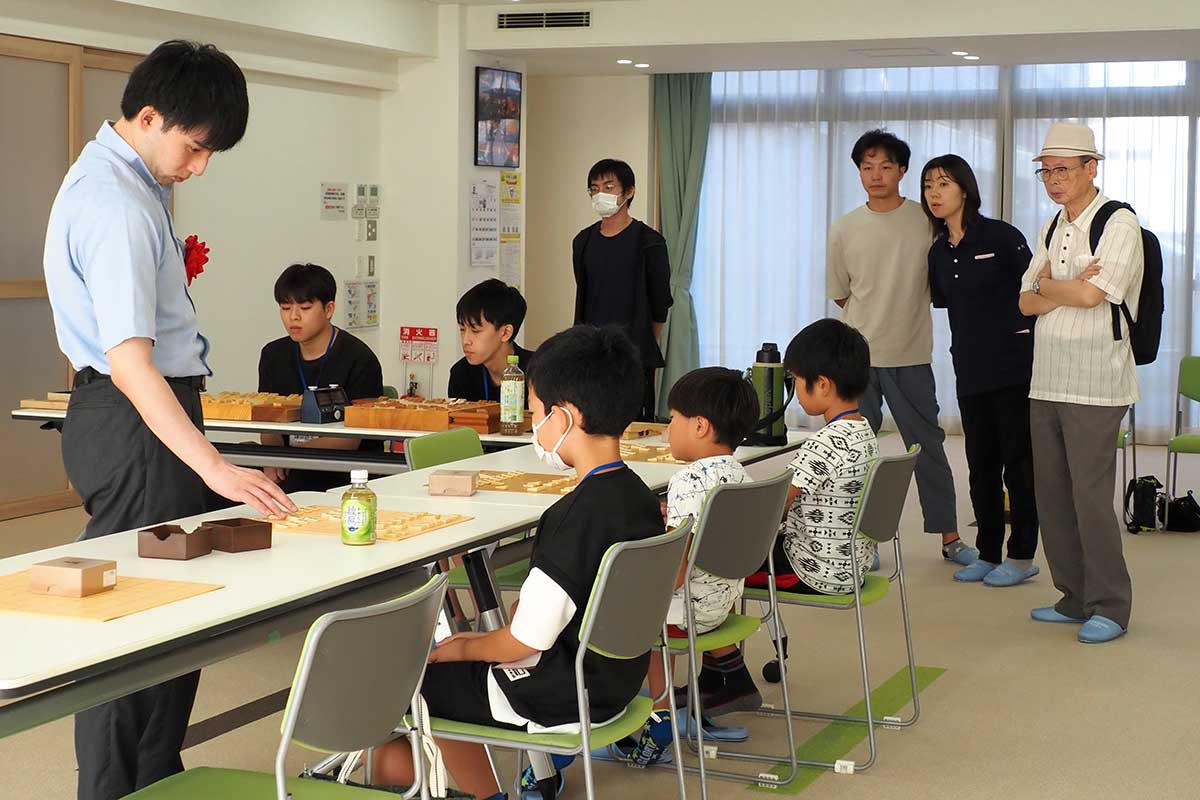 小山四段と子どもたちの対局に大人たちが注目