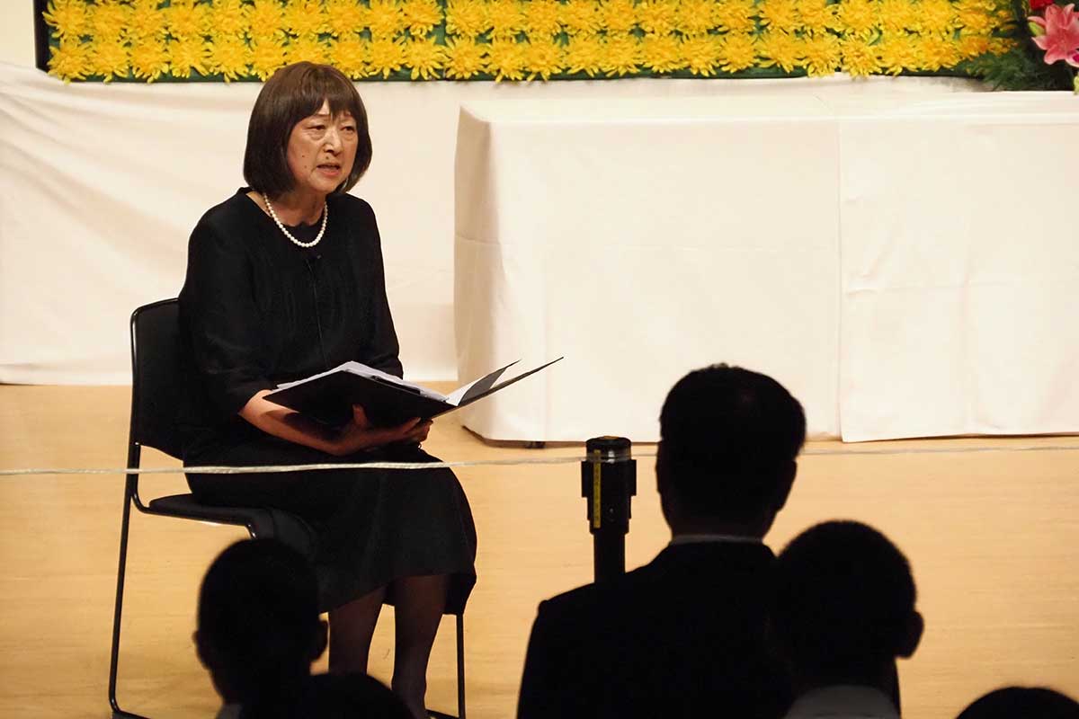 手記を朗読し艦砲射撃を伝える佐久間良子さん