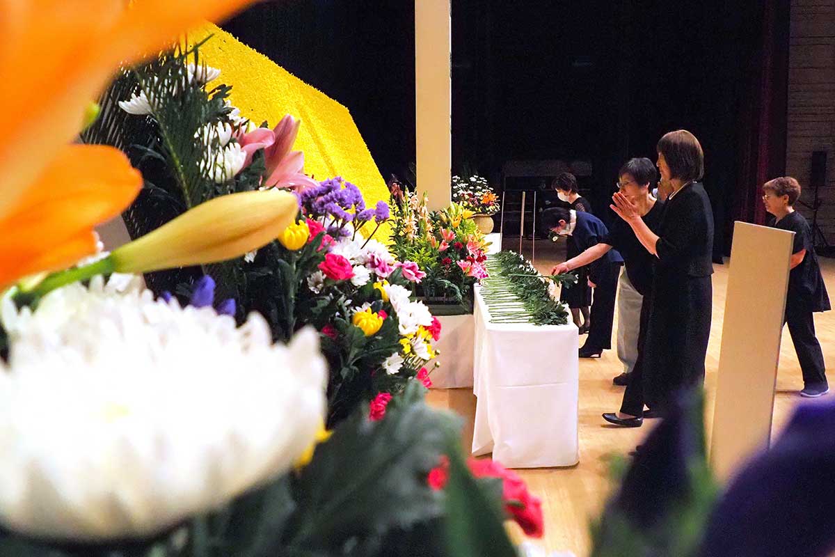 戦没者らを悼み、献花。静かに祈り手を合わせた