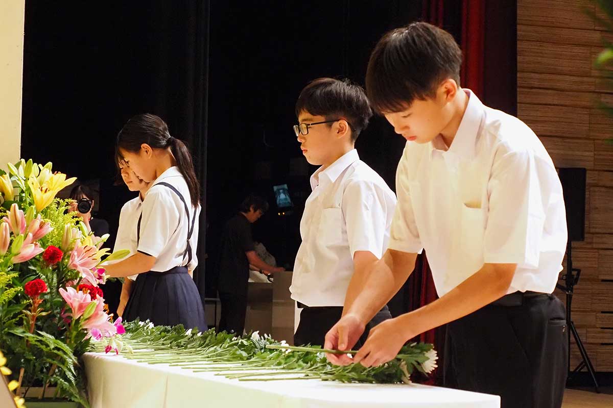 平和への誓いを胸に献花する釜石市と青森市の中学生