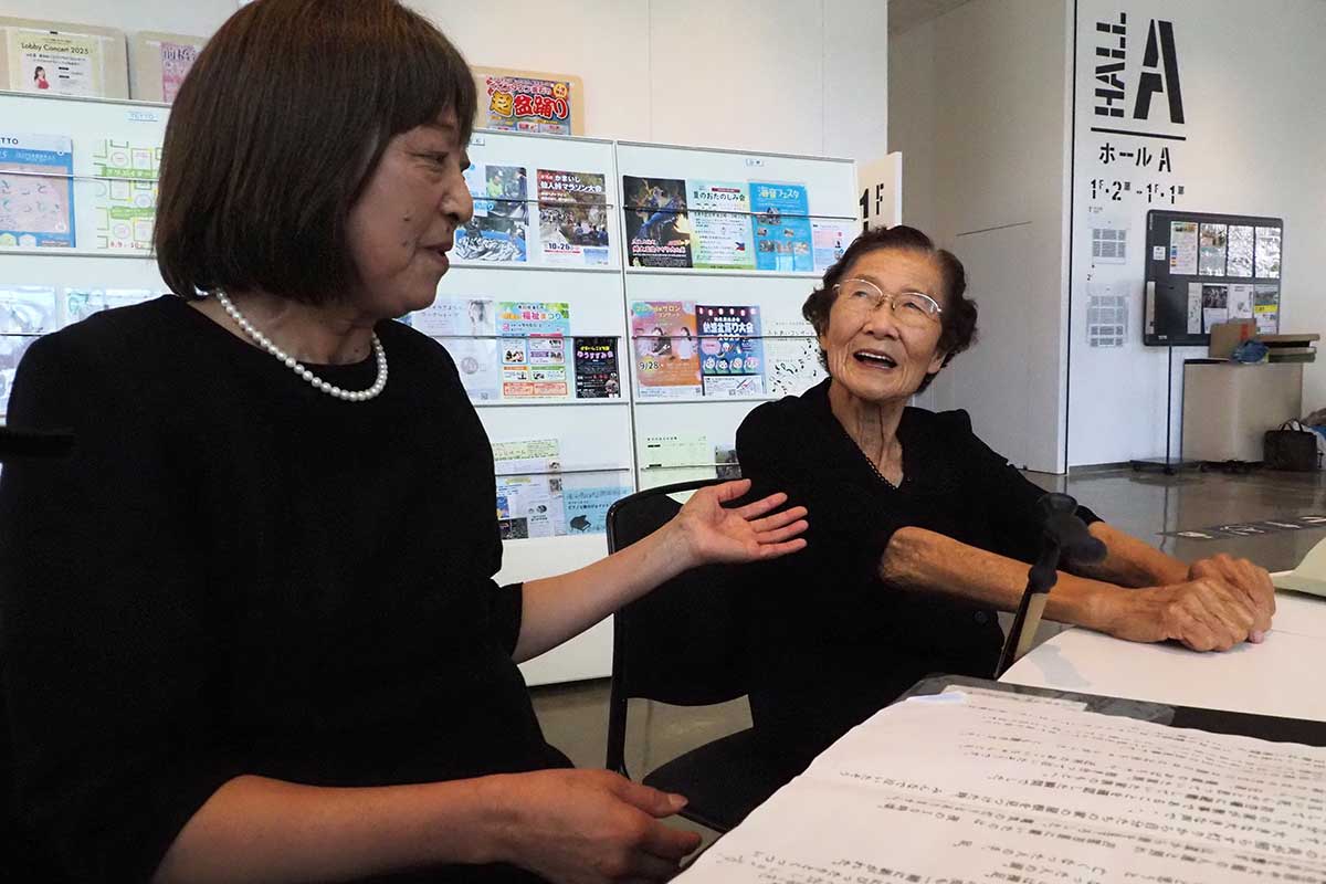 手記を朗読した佐久間さん（左）と母の前川イツ子さん