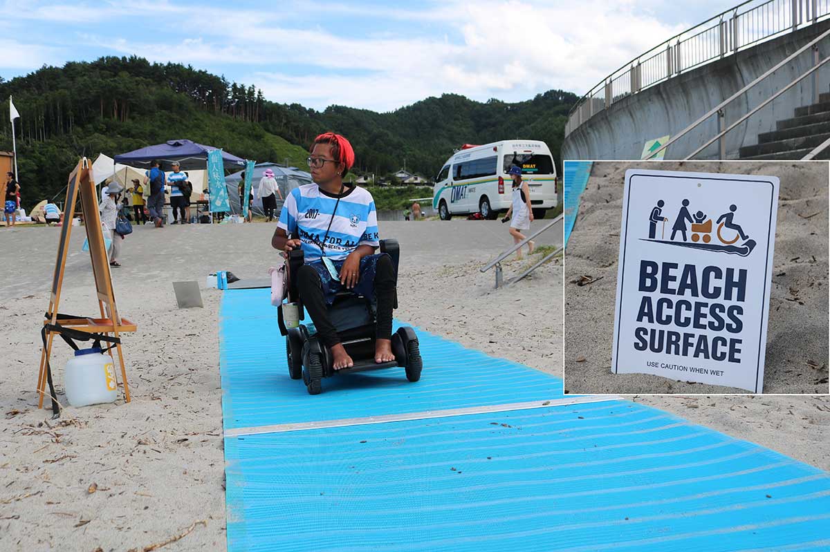 砂浜に敷かれたビーチアクセスマットは車いすやベビーカーでの移動も楽々