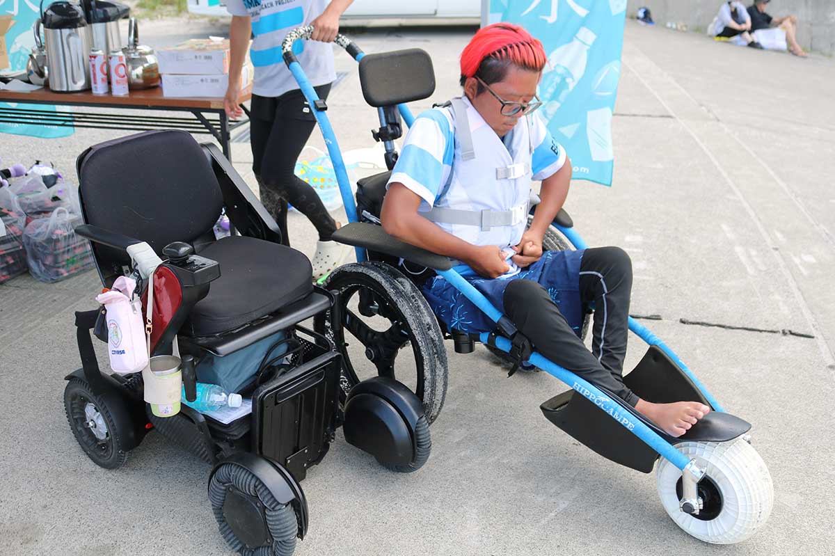 水陸両用車いすは別の種類も(右)。電動車いすを利用する須磨のスタッフがデモンストレーション