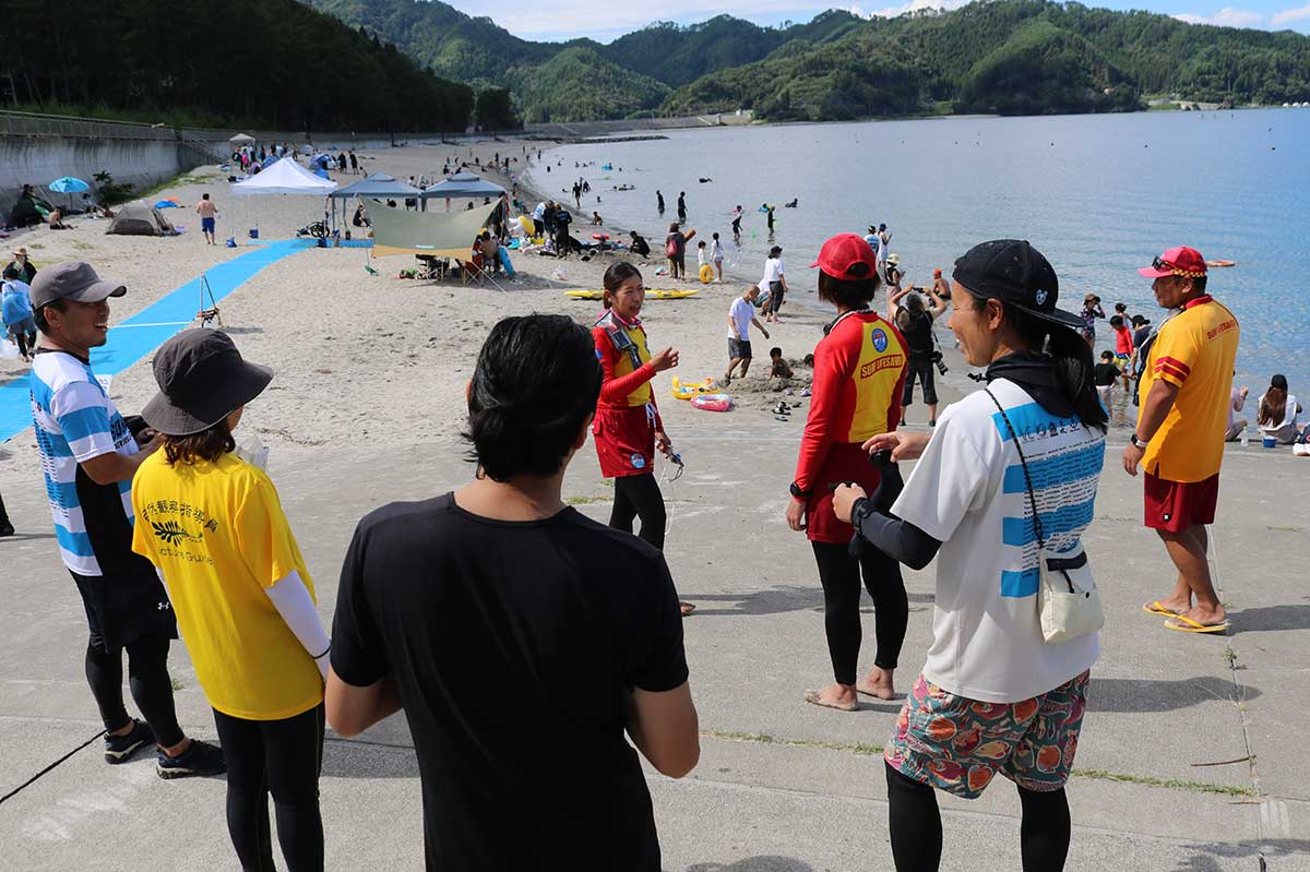 根浜海岸での継続的なユニバーサルビーチの可能性を探る関係者ら(手前)