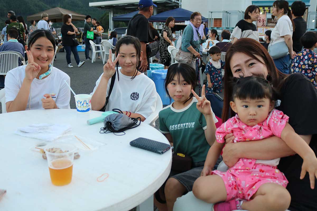 地域内外から訪れた家族連れなどが夏の夕べを楽しんだ