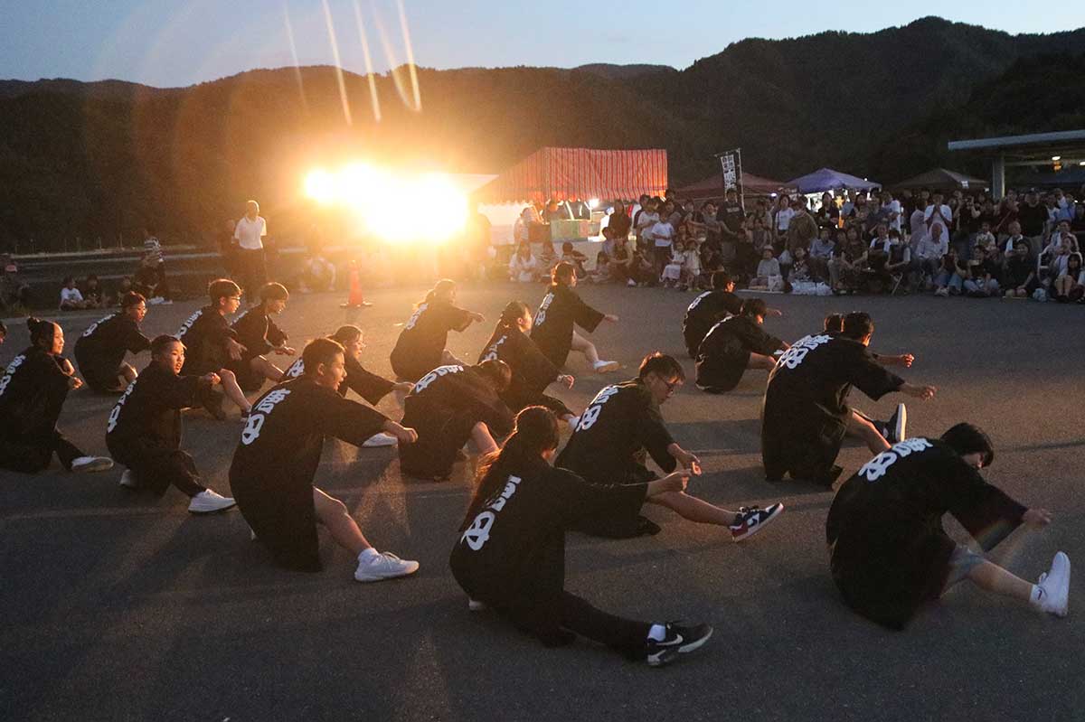 生徒らはそろいの長ばんてんを着て、躍動感あふれる踊りを見せた