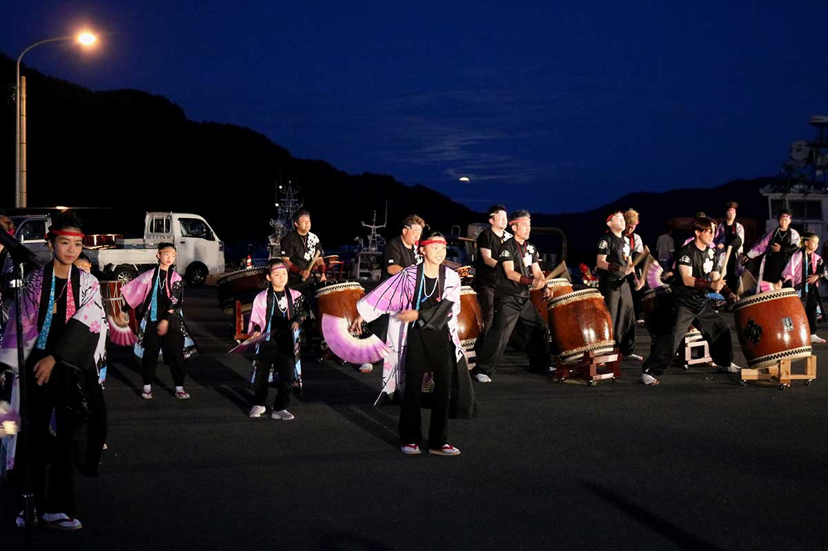 唐丹町本郷を代表する郷土芸能「桜舞太鼓」は女性陣の手踊りとコラボ