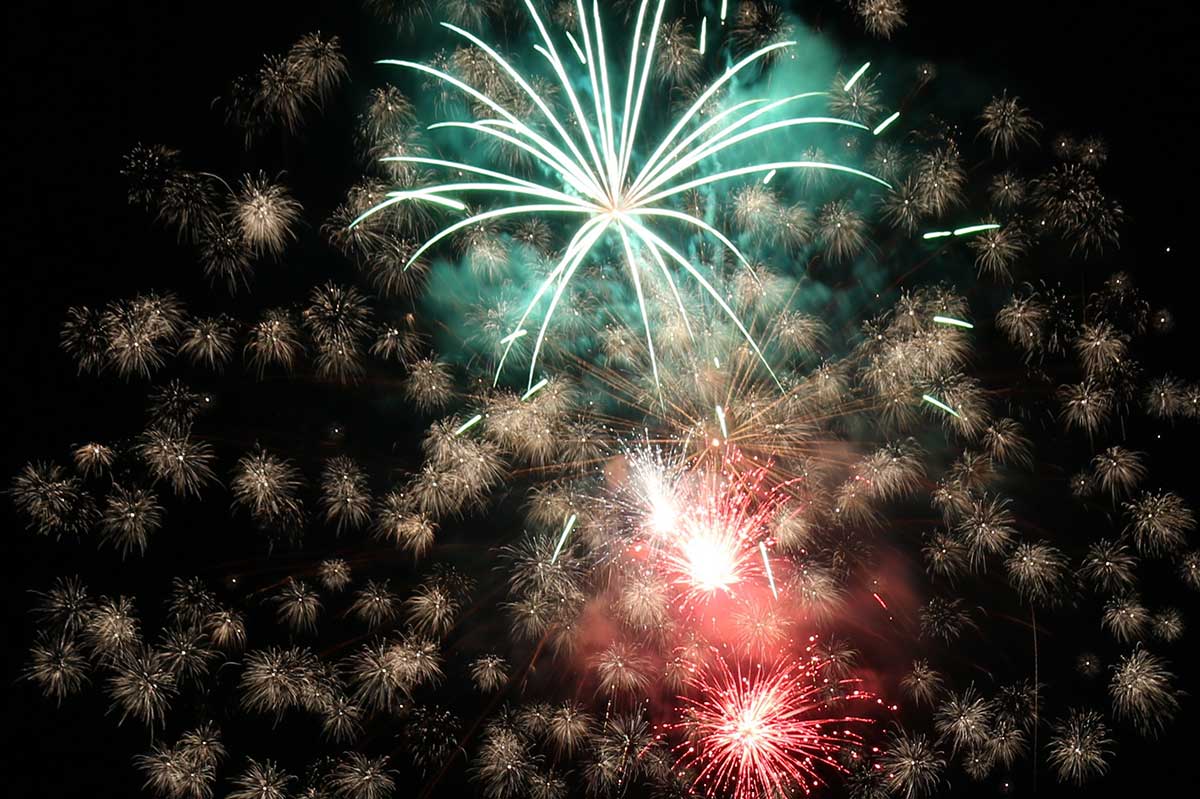 唐丹の夏の夜空を彩った打ち上げ花火。震災犠牲者を追悼し、冥福を祈った