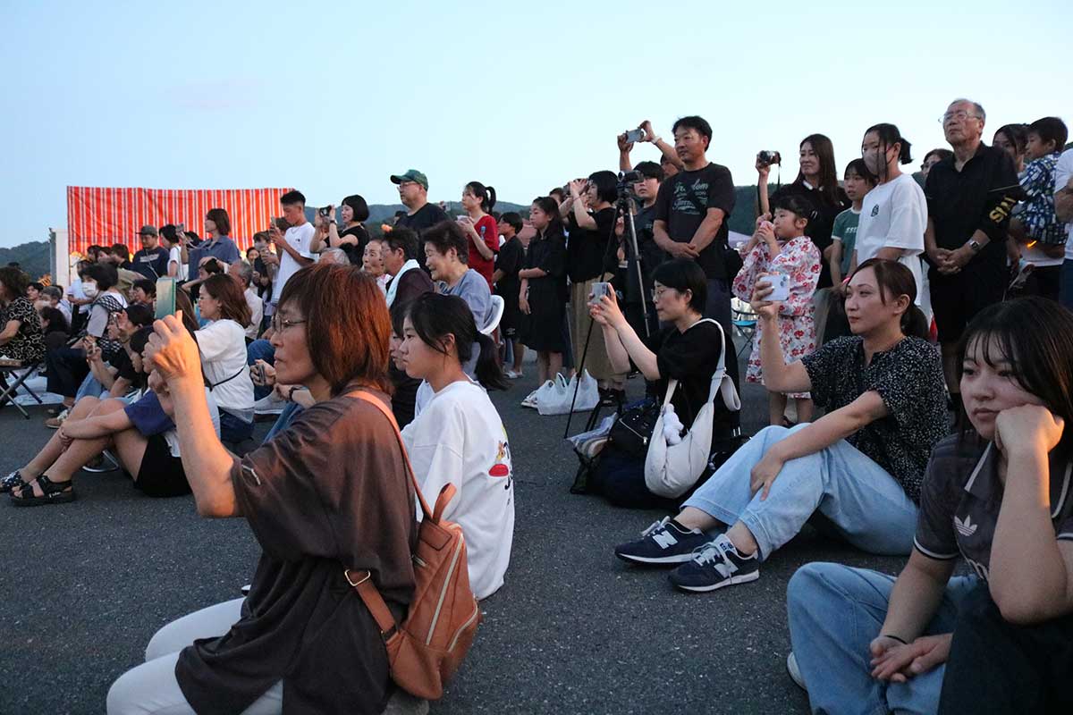 唐中ソーランにスマホカメラを向ける人も多数。思い出をしっかり心に刻んだ