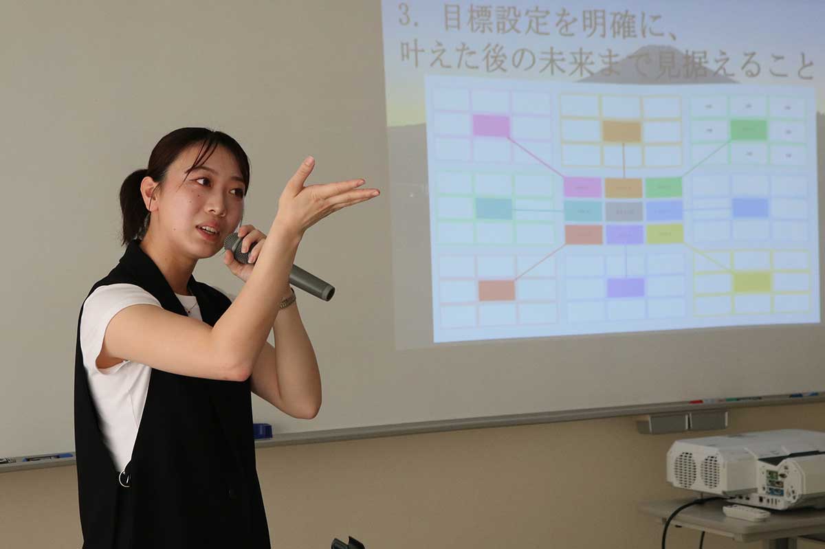 自身の空手人生で得たことなどを話す大内さん