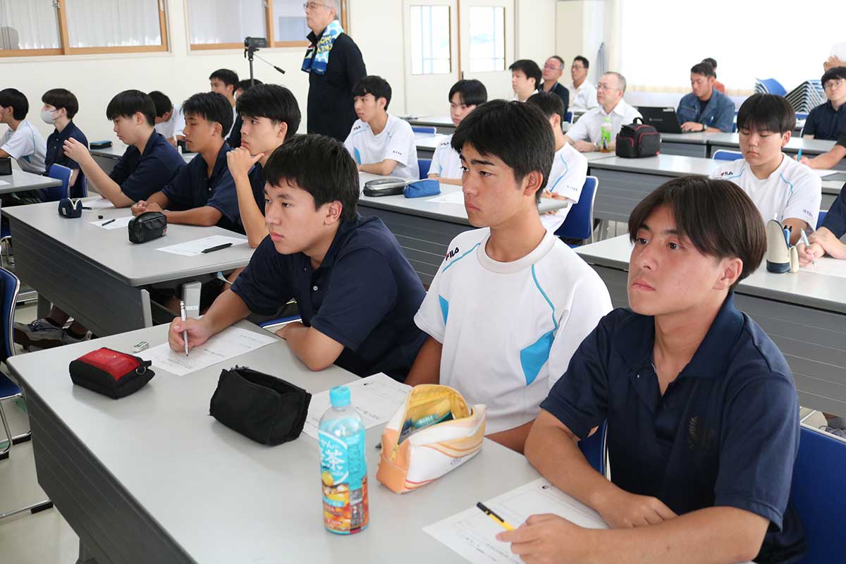 生徒らは今後に生かそうと、メモを取りながら大内さんの話に聞き入った