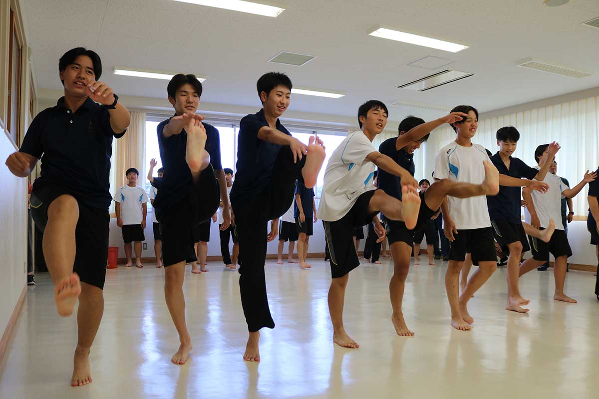 「体づくりを部活に生かしたい」との学校の要望で行われた運動の授業