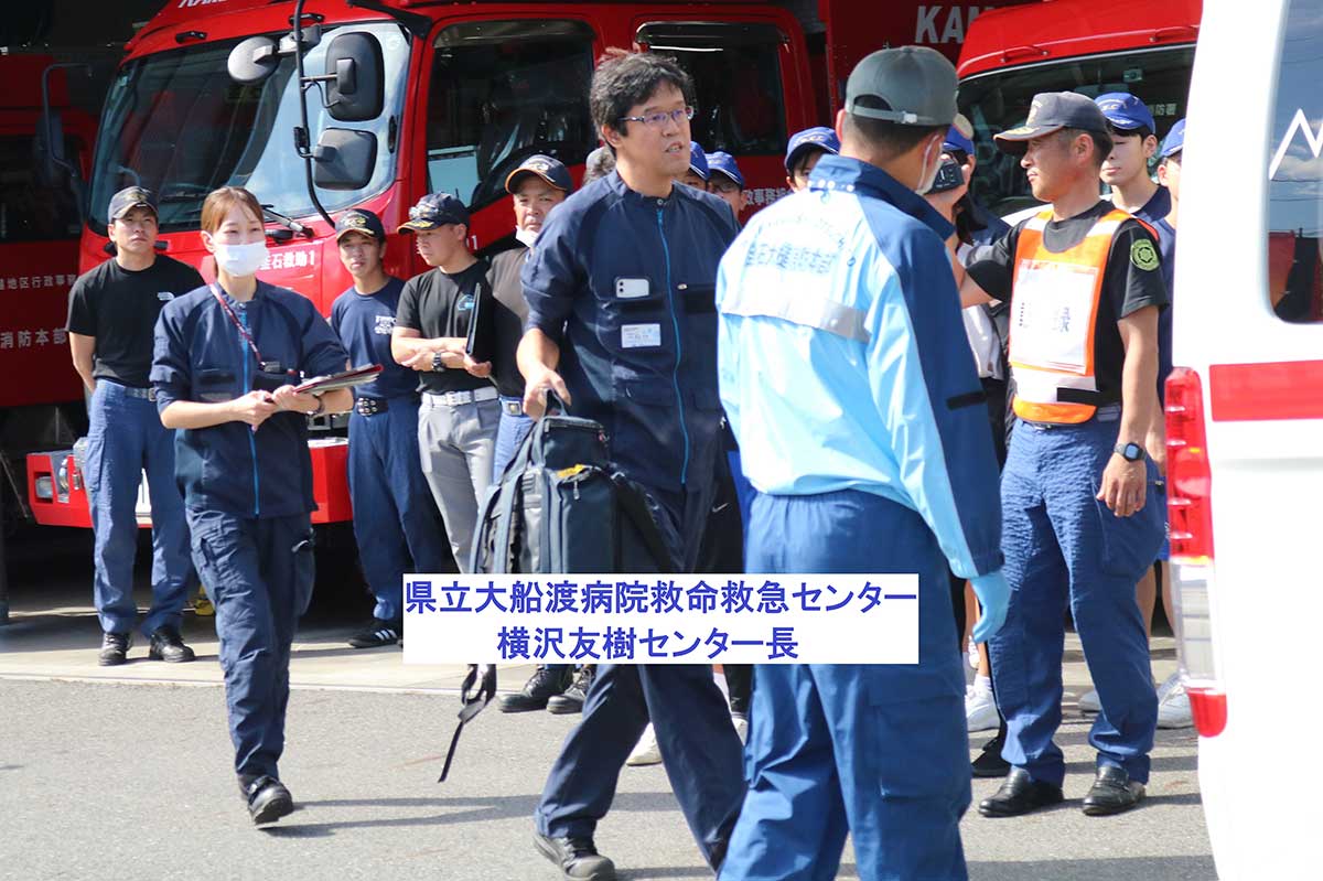 ドッキングポイントで医師と看護師が救急車に乗り込む