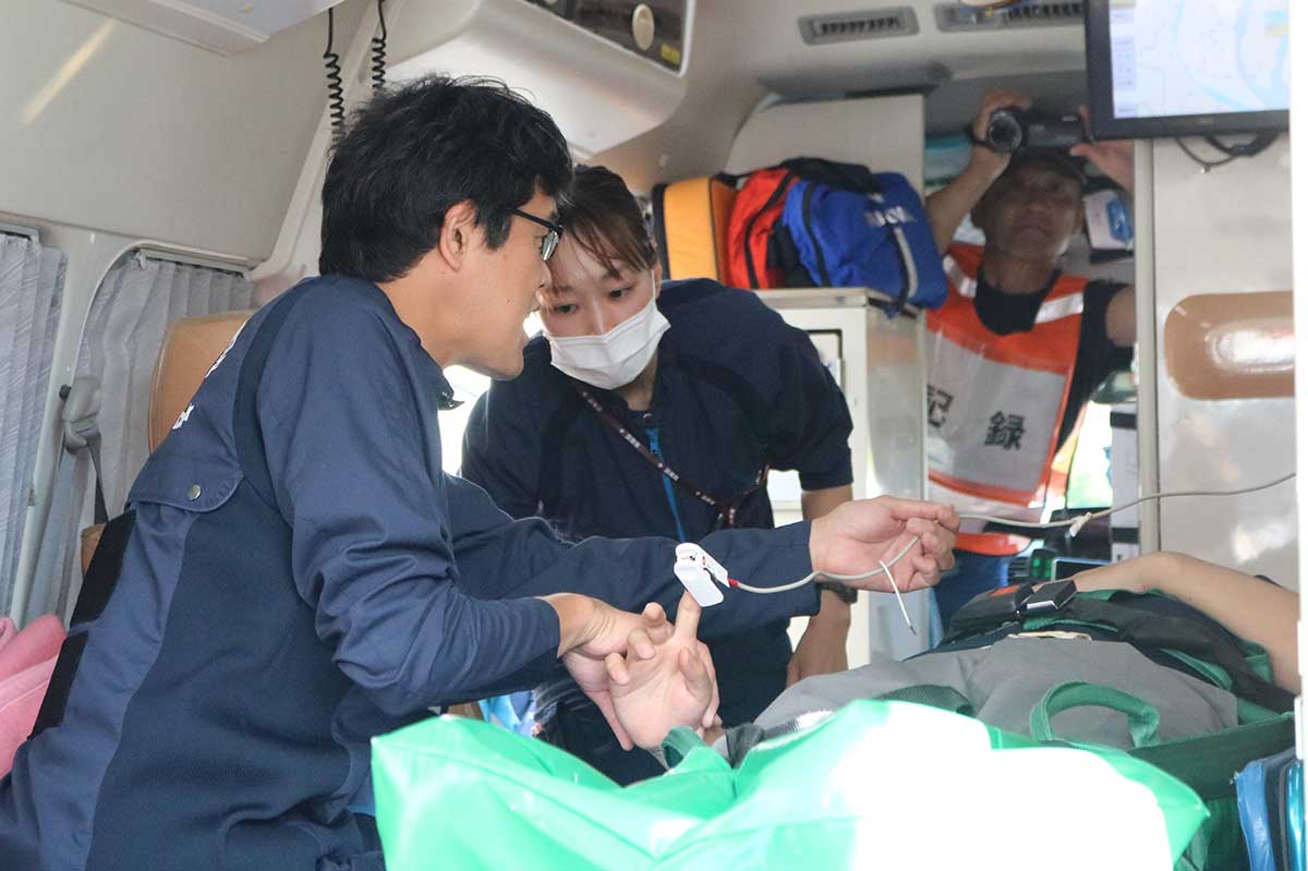 救急車内で傷病者を診察。必要な処置を行いながら病院へ搬送