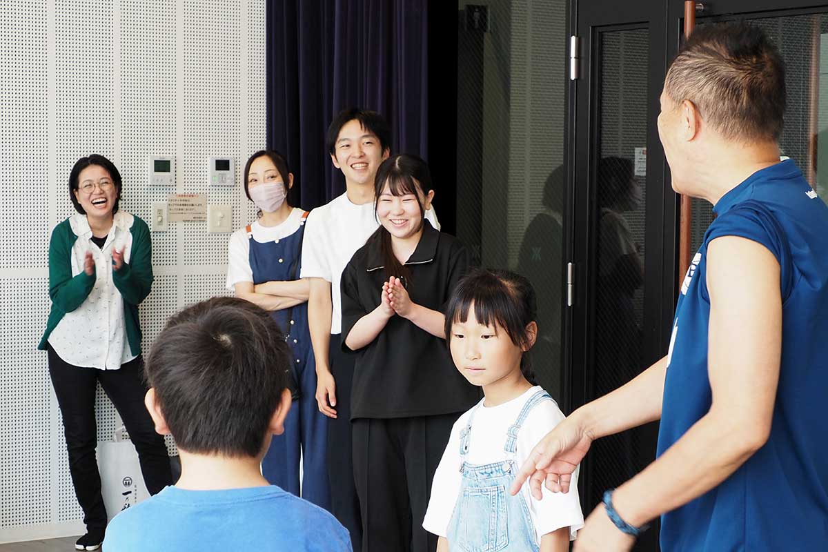 菊池由美子校長（後列左から2人目）らC-Zeroアカデミー講師陣が笑顔で見守る＝8月31日