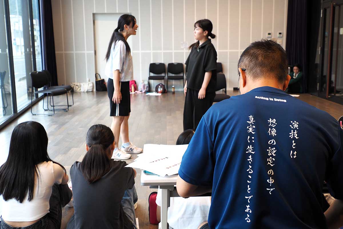 「演じる」のではなく、「生きる」こと。背中でも語る