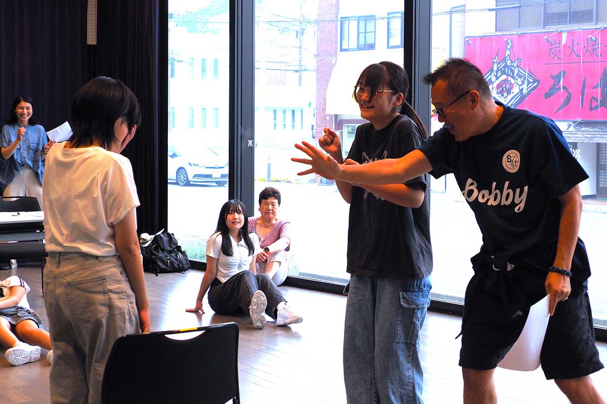 「殻を破れー！」。アドバイスに熱を込める中西さん（右）