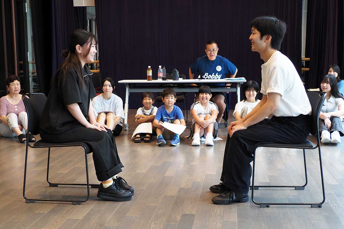 佐藤愛莉さん（左）は一関出身の俳優佐藤響さんと会話対決⁉