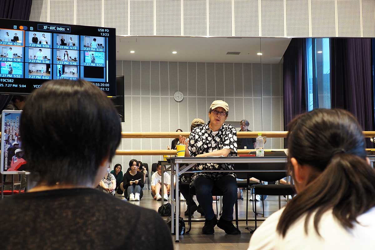 今関あきよし監督（奥）を講師に迎えた映像演技ワークショップ＝7月27日
