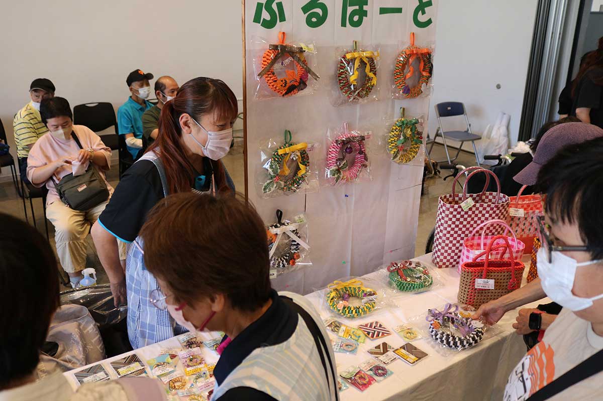 地域活動支援センターふるはーと(野田町)はカラフルなリースやクラフトバッグ、コースターなどを販売