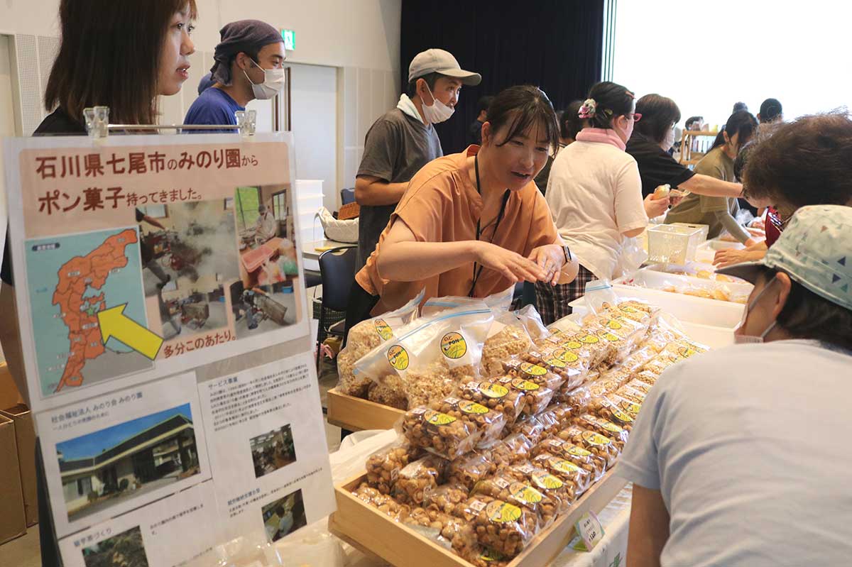 能登半島地震の復興応援販売コーナー。石川県七尾市の事業所が作る菓子などを販売した