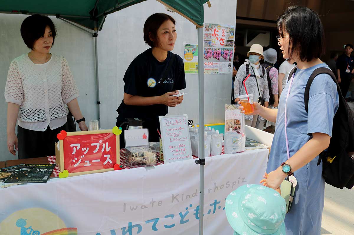 一般社団法人いわてこどもホスピスの「アップルジューススタンド」。活動を知ってもらい、支援への協力を呼びかけた