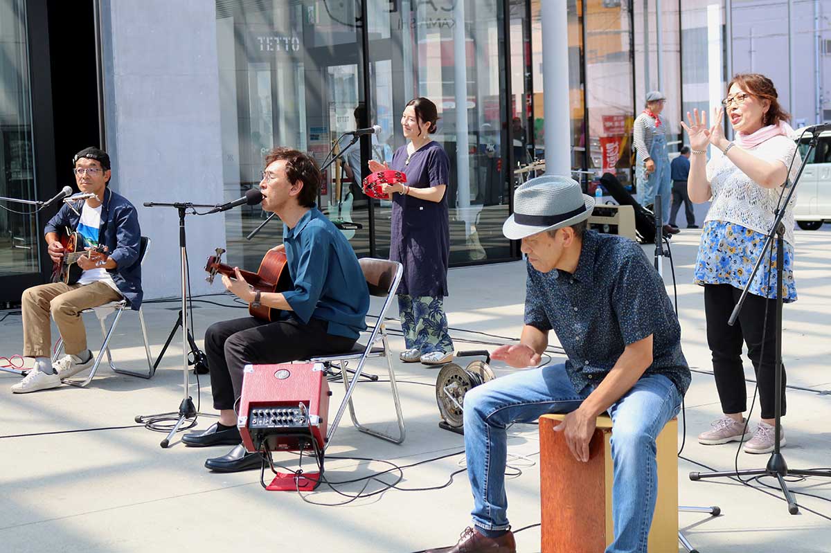 「ブラック★かまリンズ」のバンド演奏も手話を交えて…