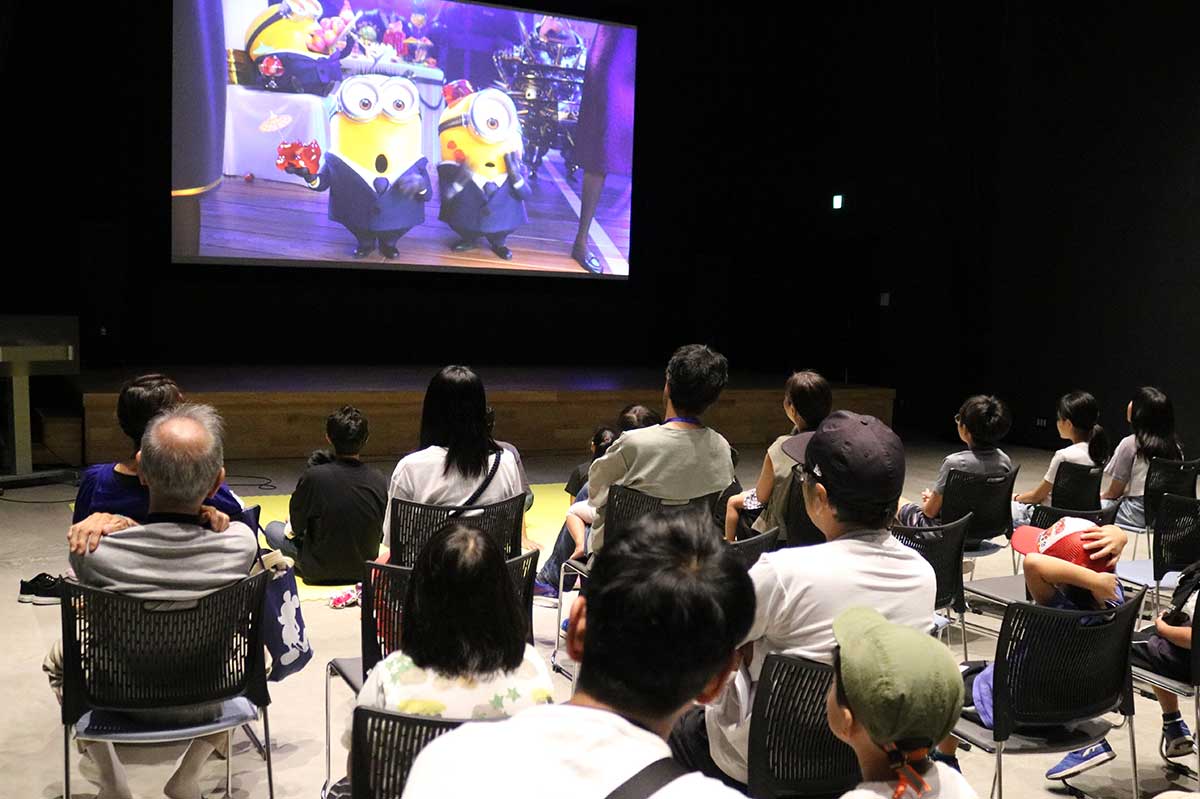 初開催のユニバーサルシネマ。客席は暗くせず、緊急時の対応もしやすく…