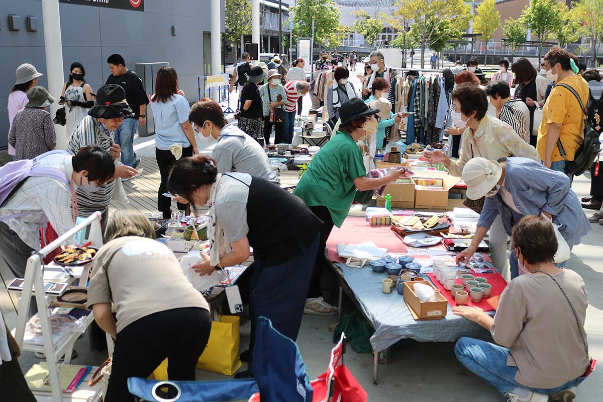 おなじみとなった「かまいし百円市」。福祉まつりと同時開催で集客力アップ